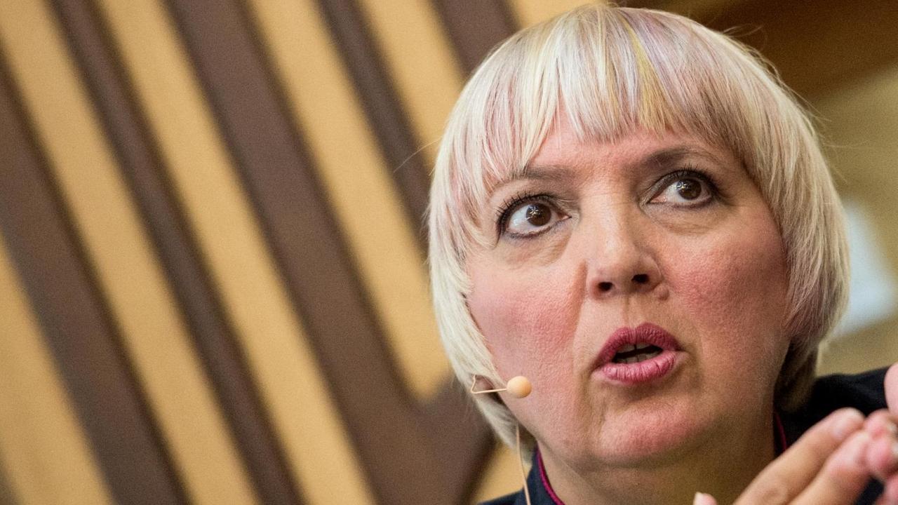 Die Vizepräsidentin des Deutschen Bundestages, Claudia Roth (Grüne), äußert sich am 30.05.2016 in Berlin zum Thema Rassismus. Die Vizepräsidentin des Deutschen Bundestages, Claudia Roth (Grüne), äußert sich am 30.05.2016 in Berlin zum Thema Rassismus.