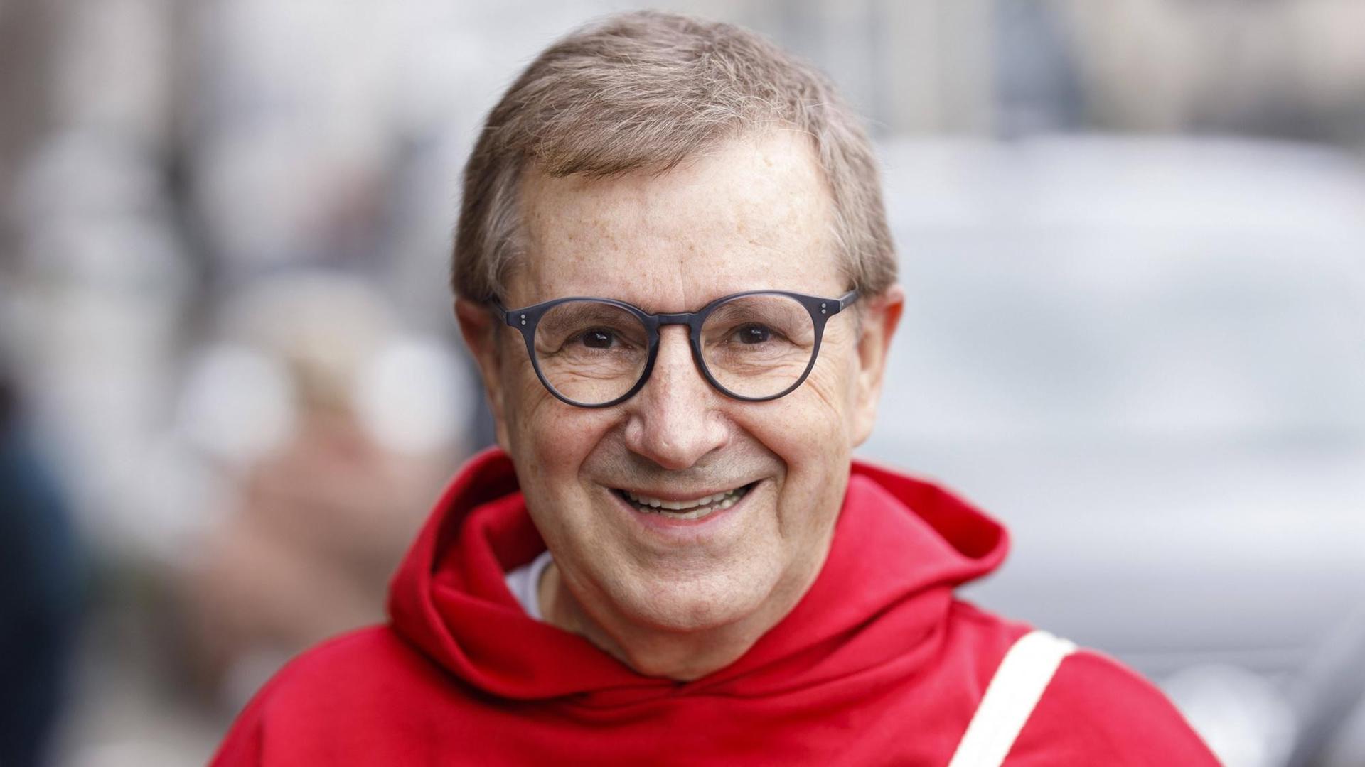 Jan Hofer im roten Kopuzenpullover vor der Abfahrt zu Dreharbeiten zur 13. Staffel der RTL-Tanzshow am 12.03.2020 in Köln Jan Hofer im roten Kopuzenpullover vor der Abfahrt zu Dreharbeiten zur 13. Staffel der RTL-Tanzshow am 12.03.2020 in Köln