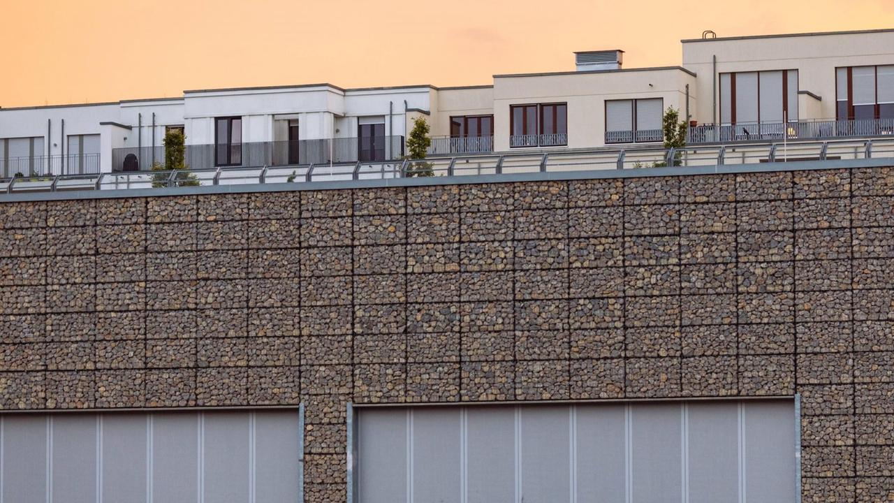 Neubauten hinter einer hohen Steinmauer in Düsseldorf Neubauten hinter einer hohen Steinmauer in Düsseldorf