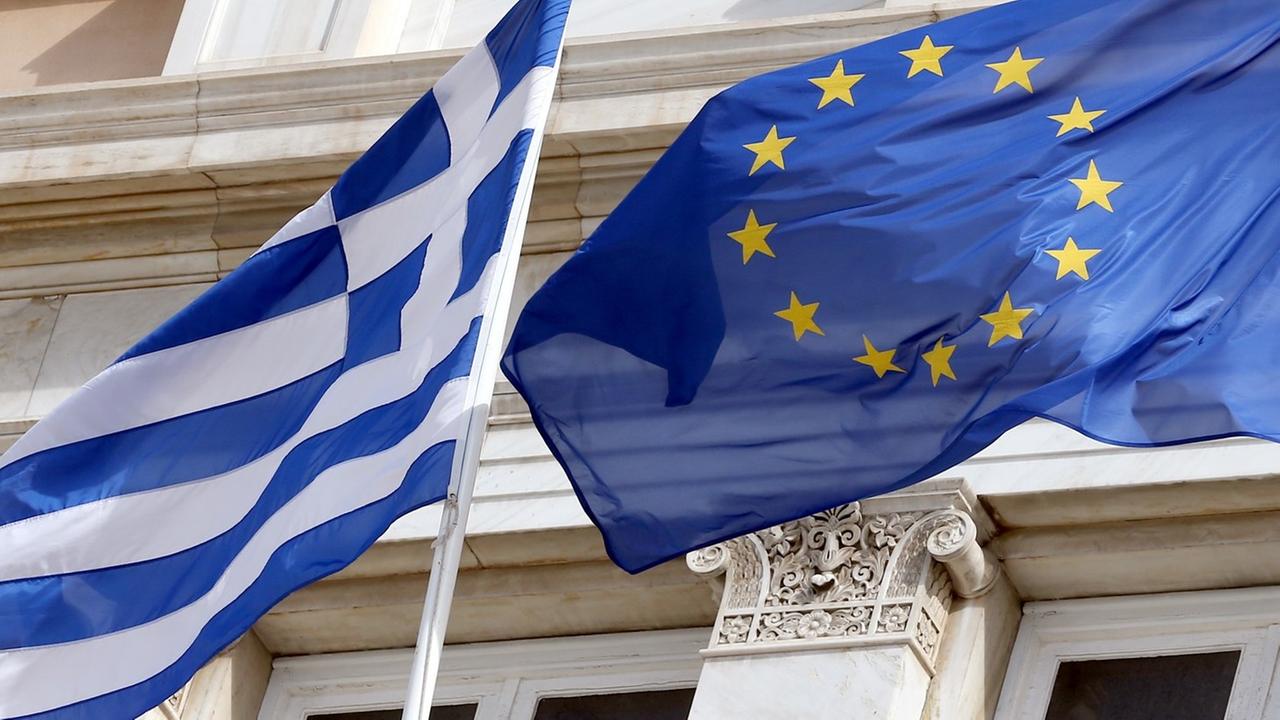Die griechische und die europäische Flagge wehen am 06.03.2014 vor dem Parlamentsgebäude in Athen. Foto: Wolfgang Kumm/dpa Die griechische und die europäische Flagge wehen am 06.03.2014 vor dem Parlamentsgebäude in Athen. Foto: Wolfgang Kumm/dpa