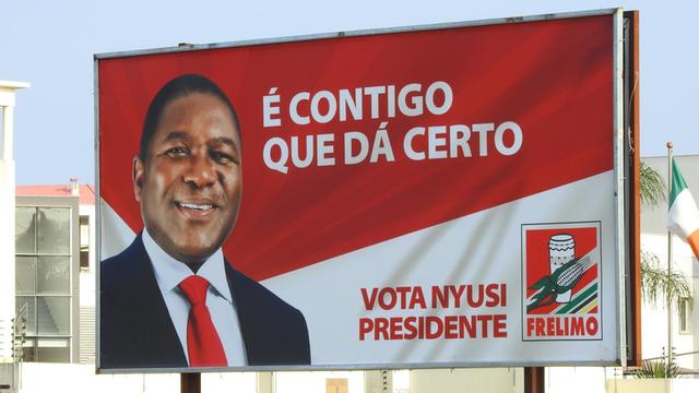 Mosambiks Präsident Filipe Nyusi auf einem Wahlplakat vor den Präsidentschaftswahlen im Oktober 2019
