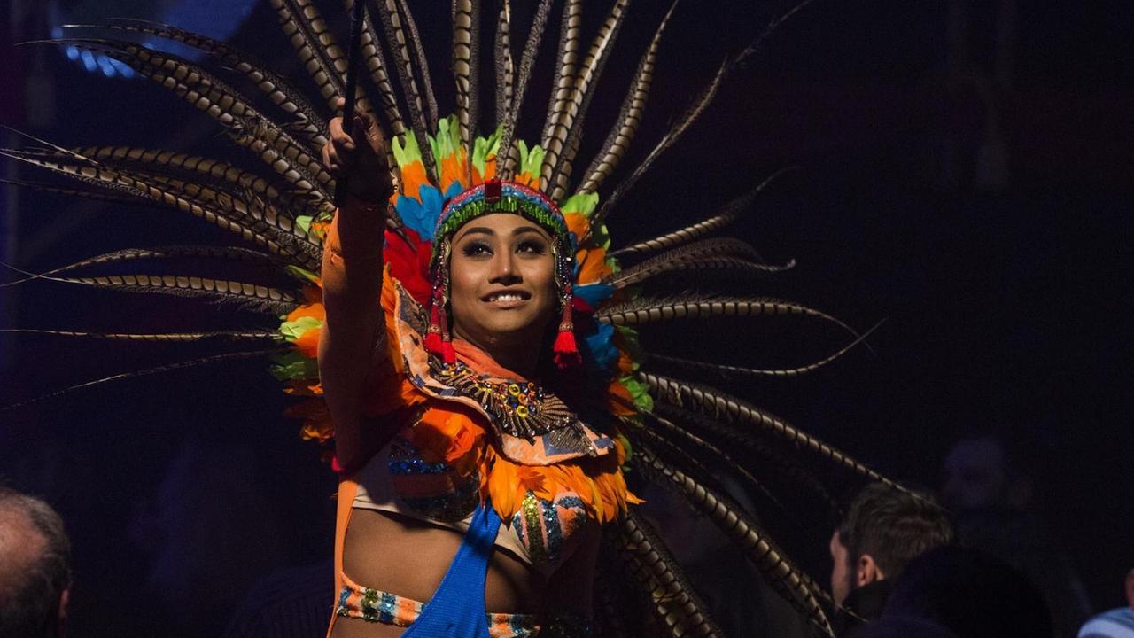 Ein Ladyboy in der Show "Ladyboys of Bangkok" in Brighton in der UK, aufgenommen im Jahr 2018 Ein Ladyboy in der Show "Ladyboys of Bangkok" in Brighton in der UK, aufgenommen im Jahr 2018