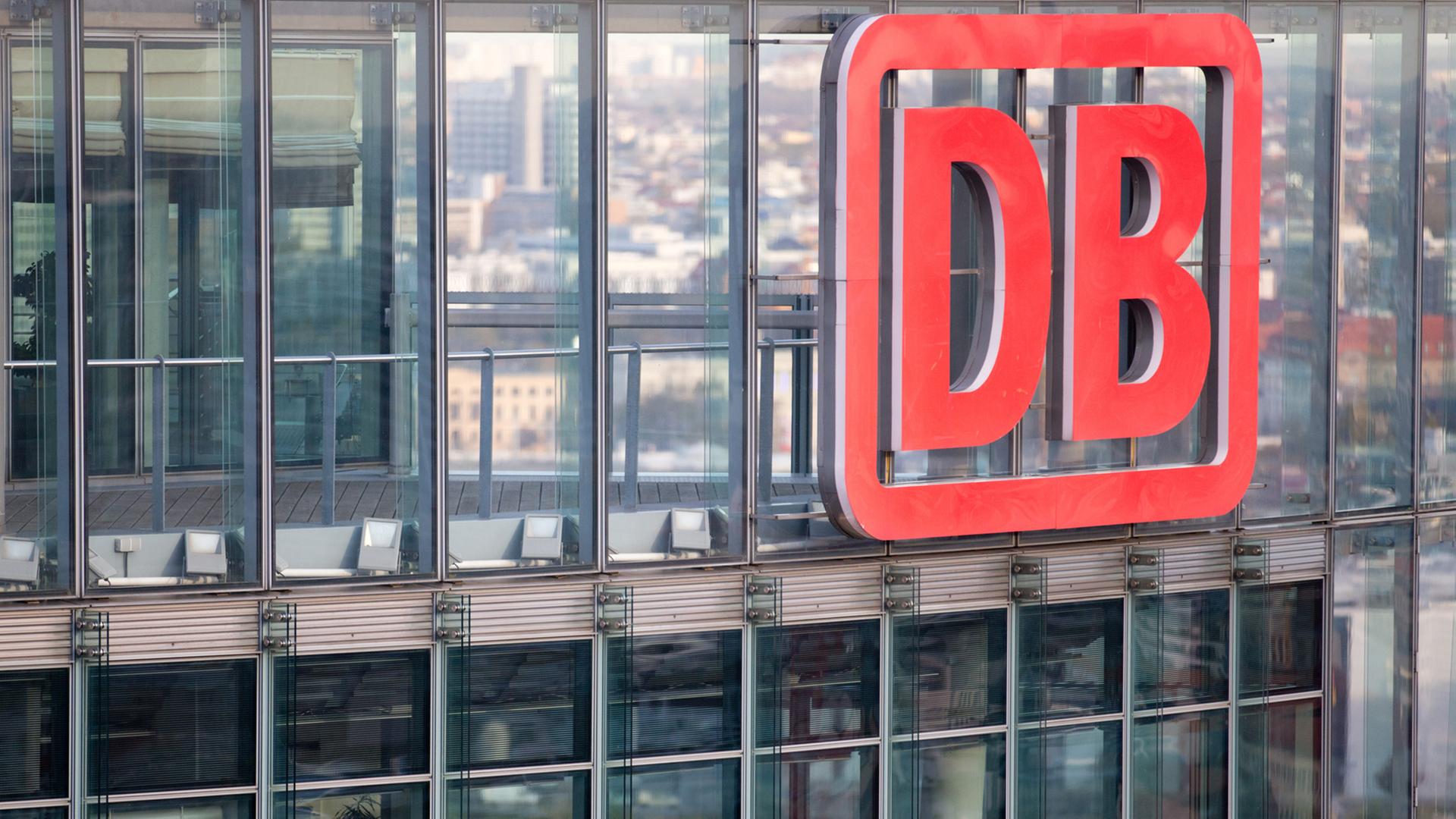 Der Deutsche-Bahn-Tower in Berlin mit dem DB-Logo in rot Der Deutsche-Bahn-Tower in Berlin mit dem DB-Logo in rot