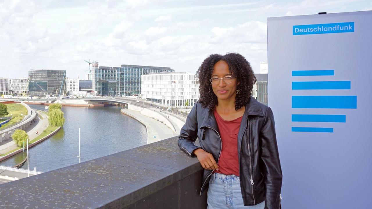 Ein Porträt von Sandrine Micossé-Aikins, Leiterin des Projektbüros "Diversity Arts Culture" Ein Porträt von Sandrine Micossé-Aikins, Leiterin des Projektbüros "Diversity Arts Culture"
