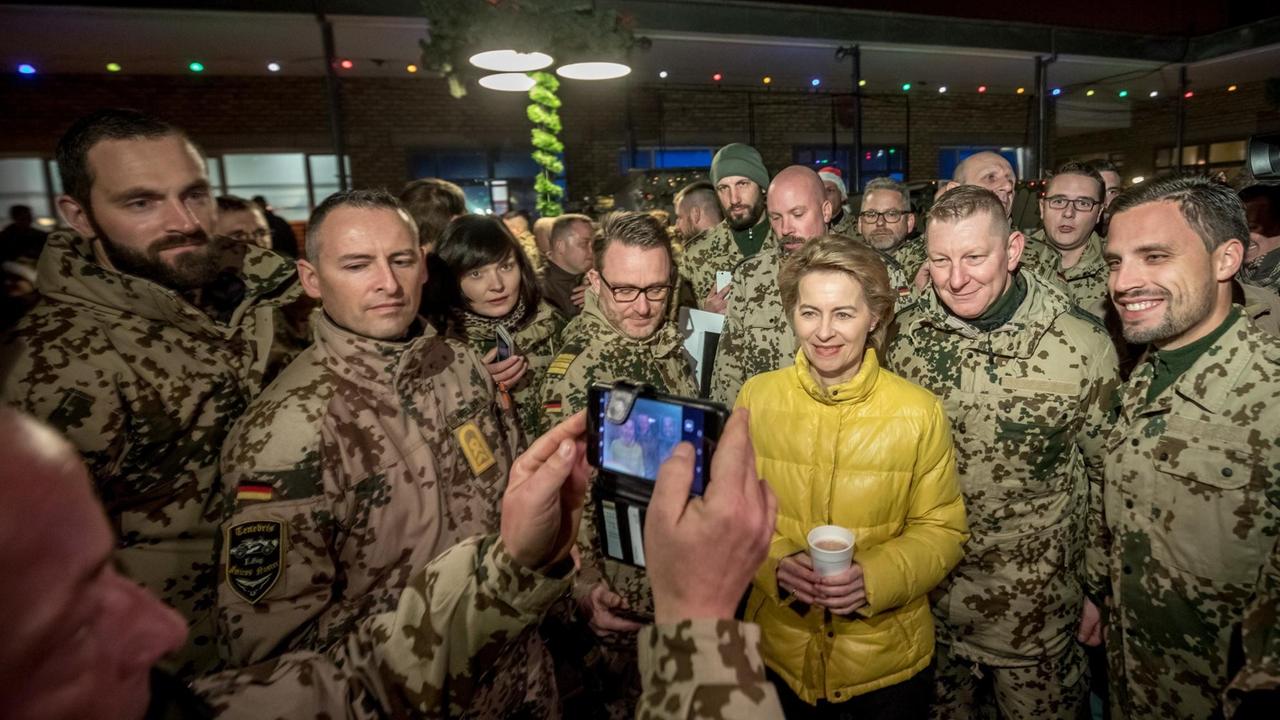Verteidigungsministerin Ursula von der Leyen (CDU) in Masar-i-Scharif in Afghanistan mit Soldatinnen und Soldaten der Bundeswehr.