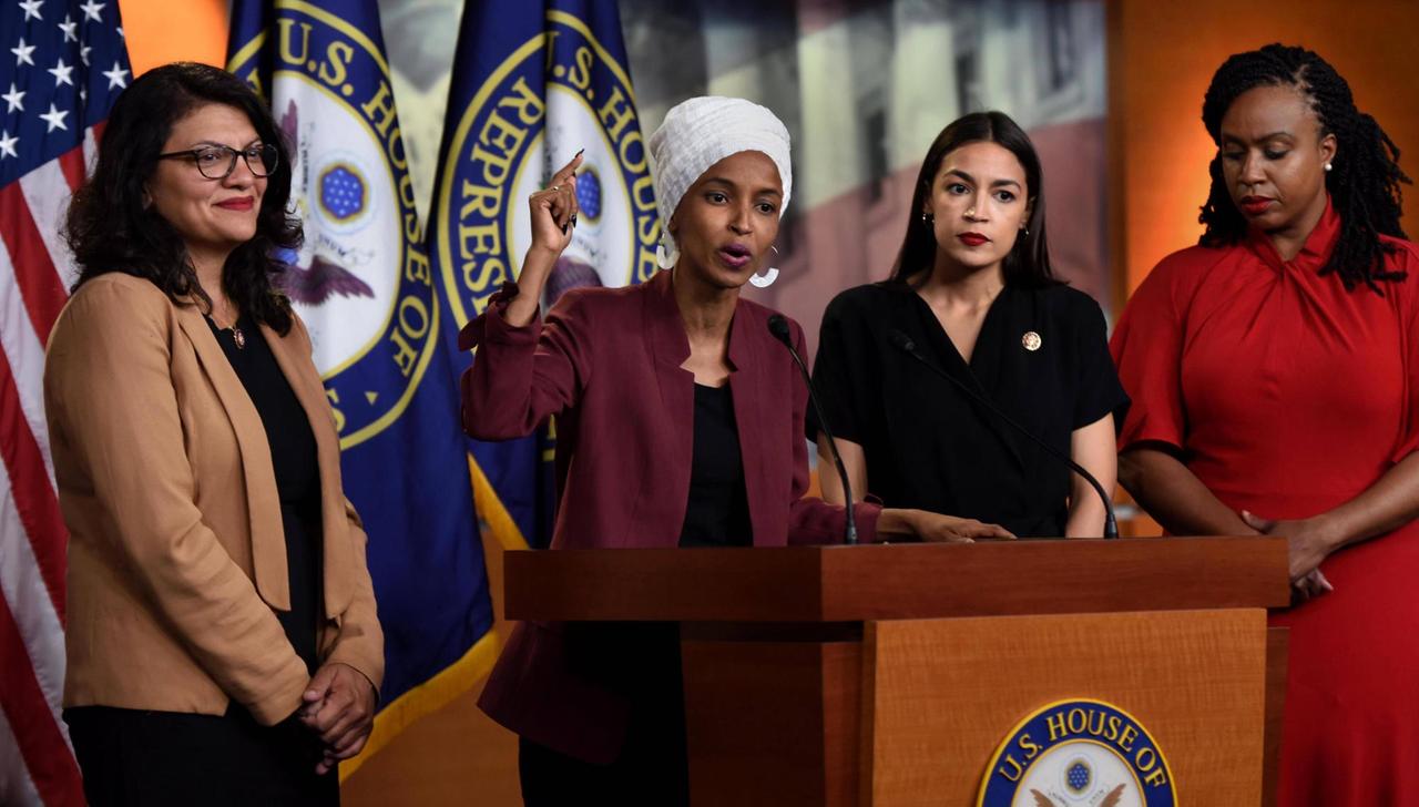 Die vier von Präsident Trump angegriffenen Demokratinnen bei einer Pressekonferenz im Kapitol in Washington (von links): Rashida Tlaib, Ilhan Omar, Alexandria Ocasio-Cortez und Ayanna Pressley. Die vier von Präsident Trump angegriffenen Demokratinnen bei einer Pressekonferenz im Kapitol in Washington (von links): Rashida Tlaib, Ilhan Omar, Alexandria Ocasio-Cortez und Ayanna Pressley.