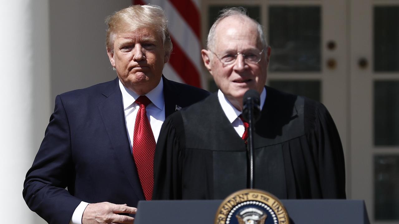 US-Präsident Donald Trump steht hinter Anthony Kennedy, Richter am Obersten Gericht der USA, im Rosengarten des Weißen Hauses. US-Präsident Donald Trump steht hinter Anthony Kennedy, Richter am Obersten Gericht der USA, im Rosengarten des Weißen Hauses.