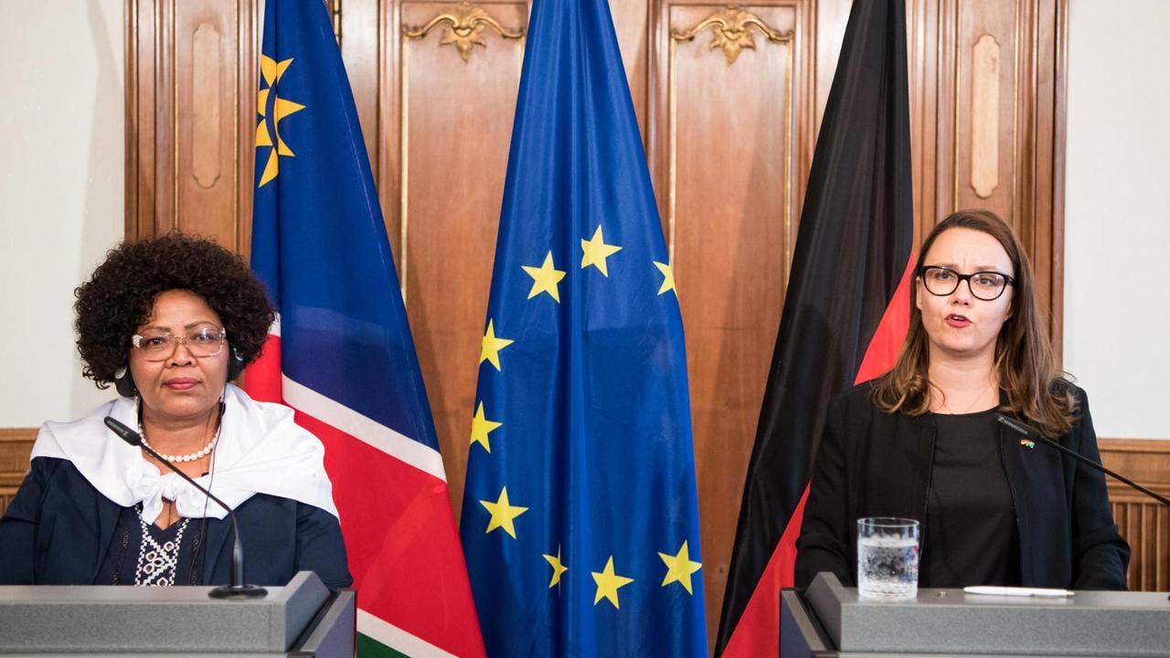 Michelle Müntefering (rechts), Staatsministerin im Auswärtigen Amt, und Katrina Hanse-Himarwa, Kulturministerin von Namibia, bei einer Pressekonferenz zur Rückgabe sterblicher Überreste von Herero und Nama an Namibia. Michelle Müntefering (rechts), Staatsministerin im Auswärtigen Amt, und Katrina Hanse-Himarwa, Kulturministerin von Namibia, bei einer Pressekonferenz zur Rückgabe sterblicher Überreste von Herero und Nama an Namibia.