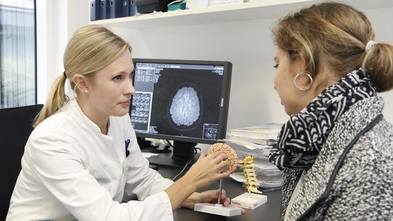 Assistenzärztin Lilian Aly im Gespräch mit der MS-Patientin Assistenzärztin Lilian Aly im Gespräch mit der MS-Patientin