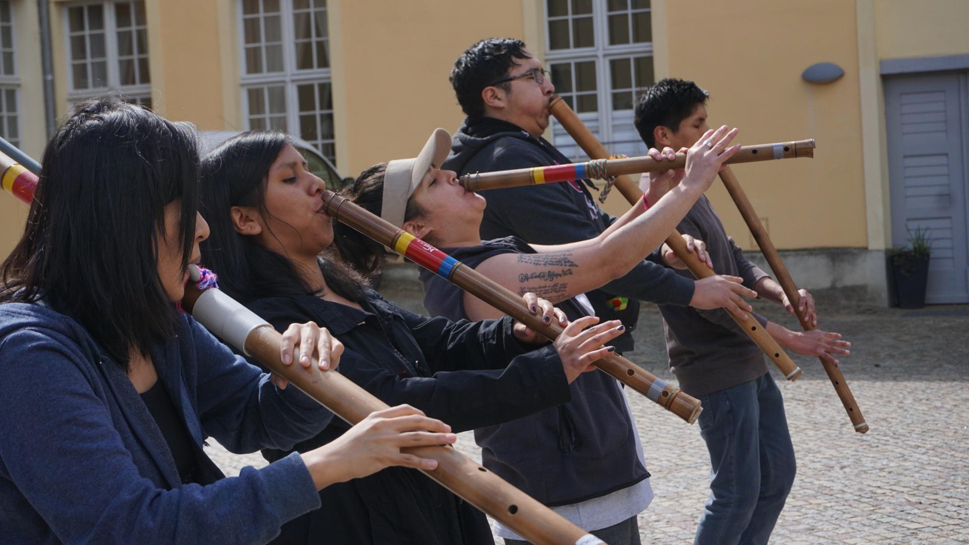 Junge Musiker des OEIN-Orchesters mit ihren Flöten im Innenhof der Musikakademie Rheinsberg