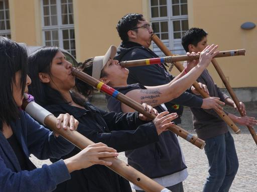 Junge Musiker des OEIN-Orchesters mit ihren Flöten im Innenhof der Musikakademie Rheinsberg