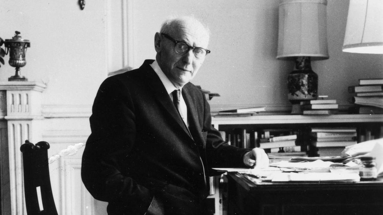 Isaac Bashevis Singer (1904-1991) sitzt in einem Arbeitszimmer an einem Schreibtisch und blickt in Richtung Fotografen. Isaac Bashevis Singer (1904-1991) sitzt in einem Arbeitszimmer an einem Schreibtisch und blickt in Richtung Fotografen.