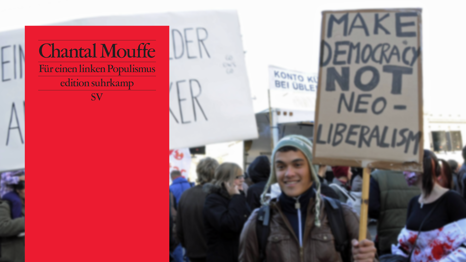 Cover von Chantal Mouffe "Für einen linken Populismus", im Hintergrund ist ein Plakat mit der Aufschrift "Make Democracy not Neoliberalism" auf einer Demonstration zu sehen Cover von Chantal Mouffe "Für einen linken Populismus", im Hintergrund ist ein Plakat mit der Aufschrift "Make Democracy not Neoliberalism" auf einer Demonstration zu sehen