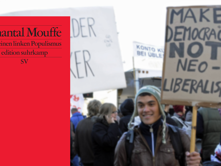 Cover von Chantal Mouffe "Für einen linken Populismus", im Hintergrund ist ein Plakat mit der Aufschrift "Make Democracy not Neoliberalism" auf einer Demonstration zu sehen