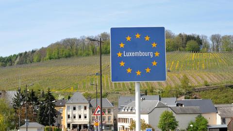 Die Moselbrücke führt von Perl in Deutschland nach Schengen in Luxemburg.