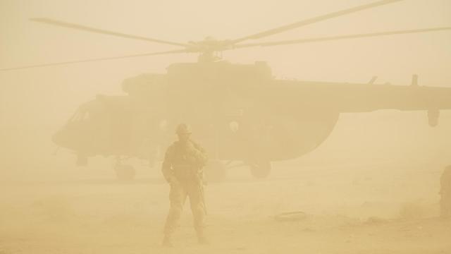 Das russische Militär unterstützt die syrische Armee in der Provinz Deir El-Zor: Im September 2017 steht ein Soldat vor einem startenden Hubschrauber.