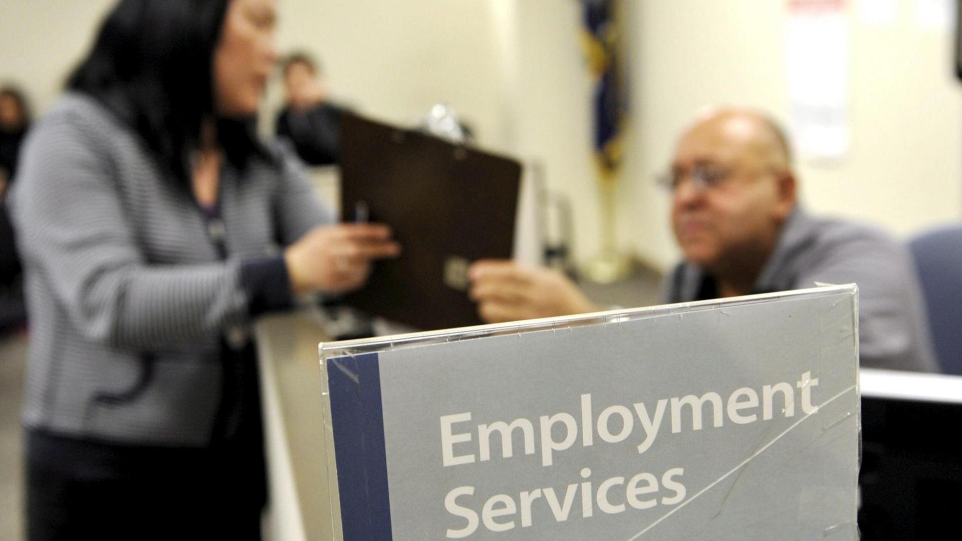 Schalter im Büro des New York State Department of Labor| Schalter im Büro des New York State Department of Labor|