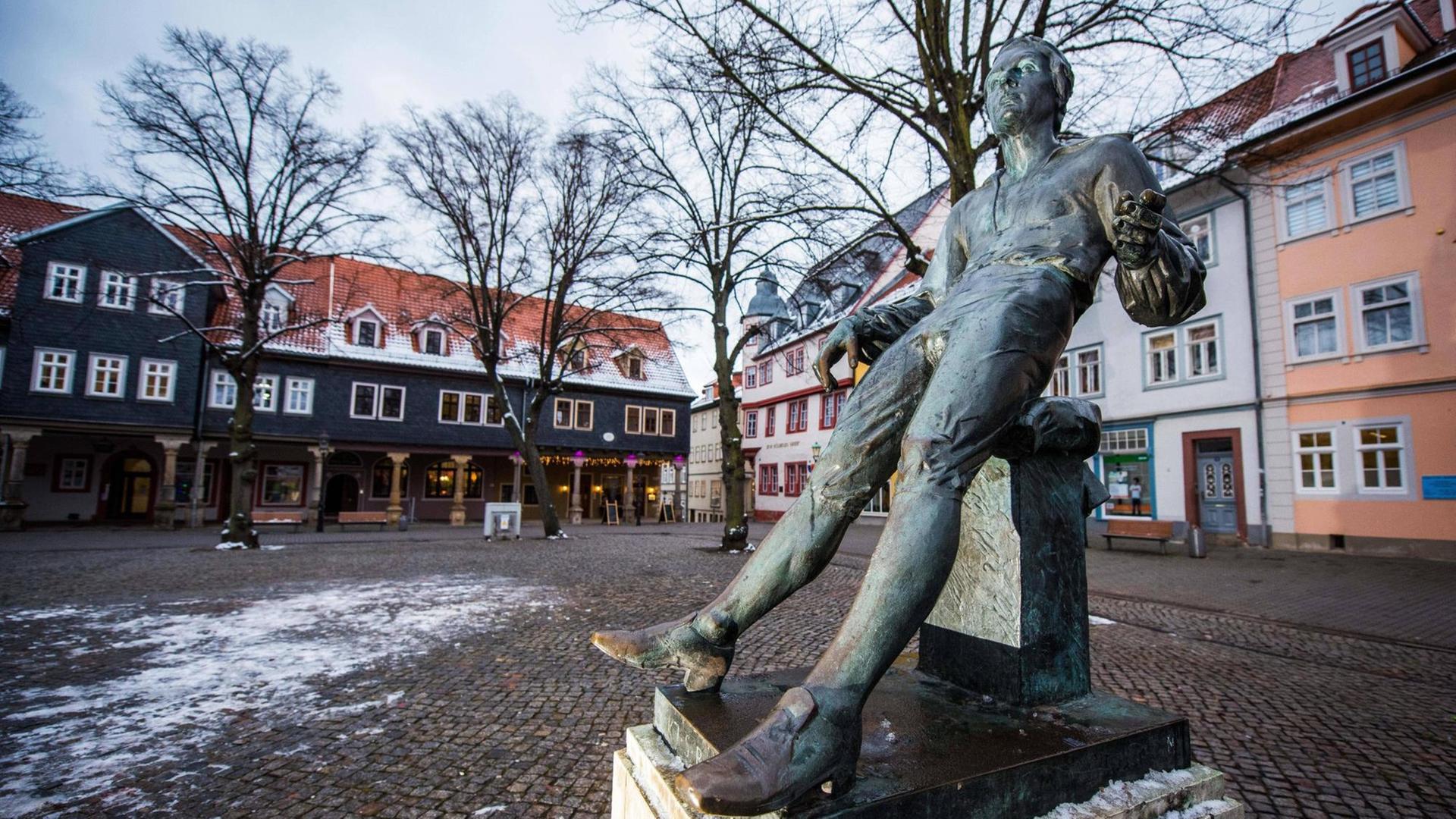 Johann Sebastian Bach Denkmal auf dem Markt von Arnstadt. Johann Sebastian Bach Denkmal auf dem Markt von Arnstadt.