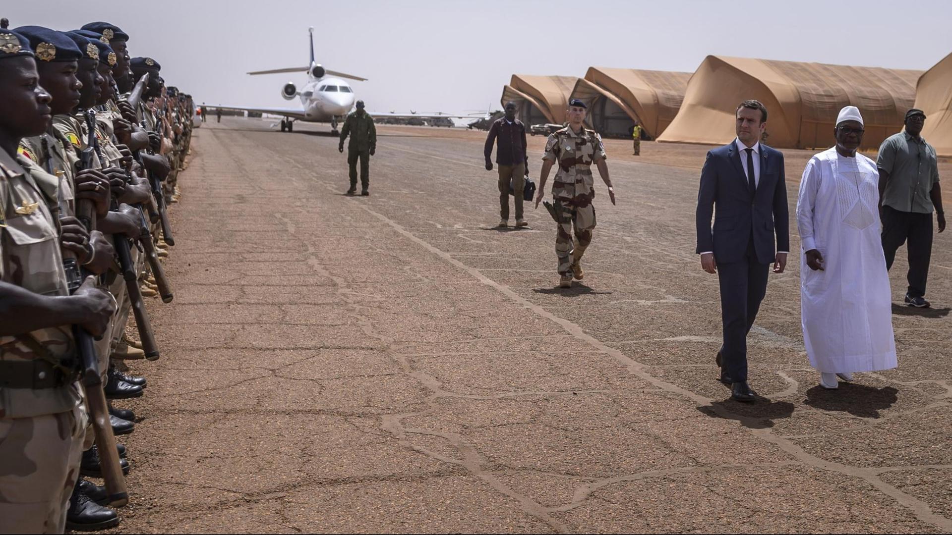 Frankreichs Präsident Emmanuel Macron mit Malis Präsident Ibrahim Boubacar Keita beim Besuch der französischen Truppen der Anti-Terror-Operation in der Sahelzone