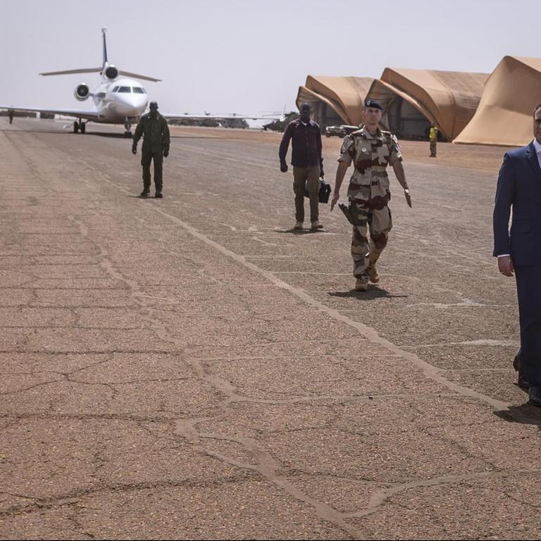 Frankreichs Präsident Emmanuel Macron mit Malis Präsident Ibrahim Boubacar Keita beim Besuch der französischen Truppen der Anti-Terror-Operation in der Sahelzone