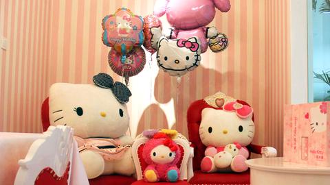 Ein Mädchenzimmer mit lauter Hello Kitty-Gegenständen.