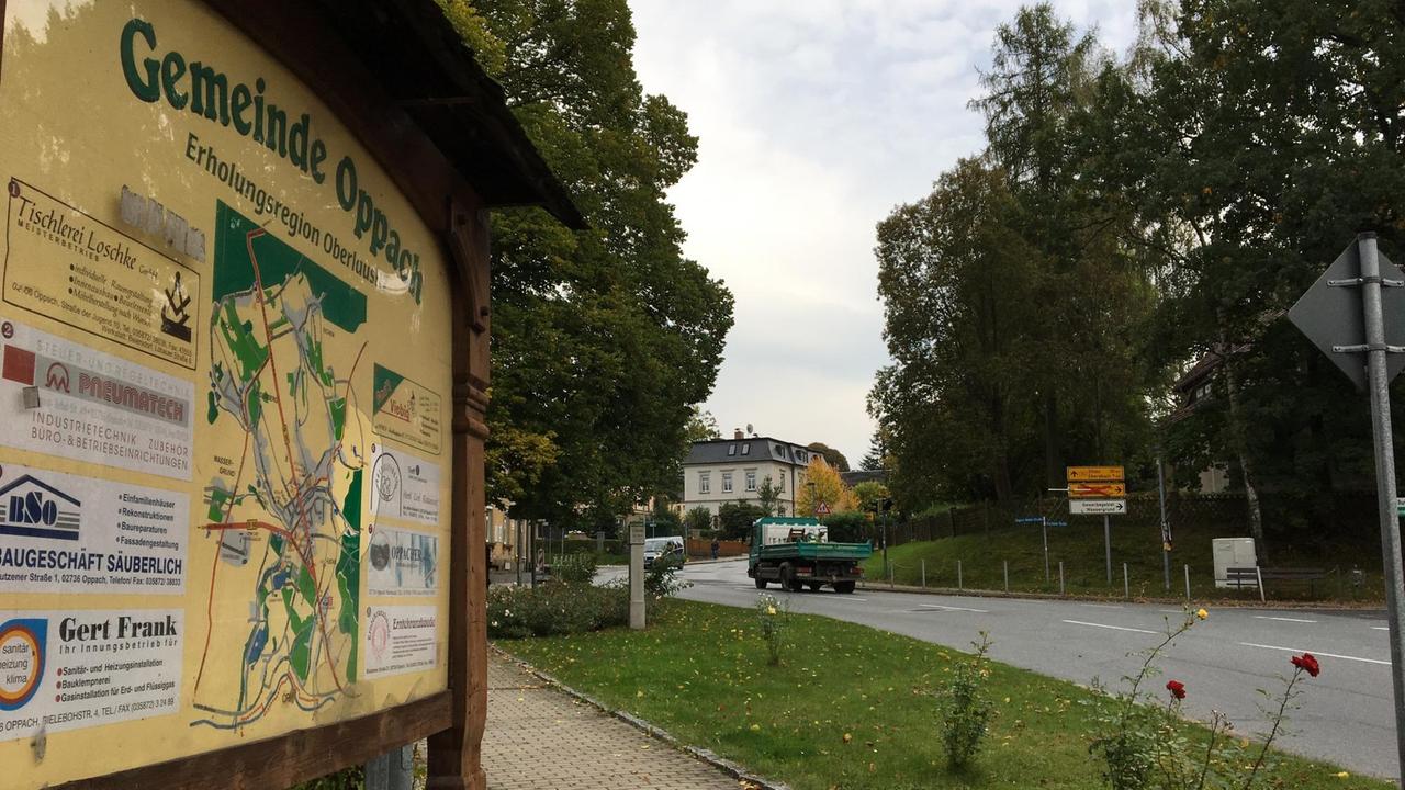 Ein Schild mit Wegen zum Wandern in und um Oppach steht an einer Straße in der Stadt. Ein Schild mit Wegen zum Wandern in und um Oppach steht an einer Straße in der Stadt.