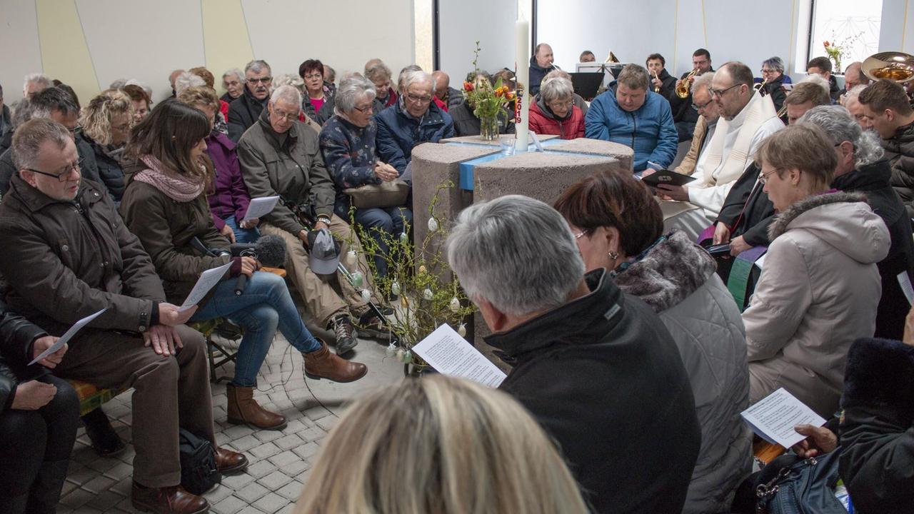 Der ökumenische Gottesdienst in der Autobahnkirche A71 wird von zwei Pfarrern gestaltet Der ökumenische Gottesdienst in der Autobahnkirche A71 wird von zwei Pfarrern gestaltet