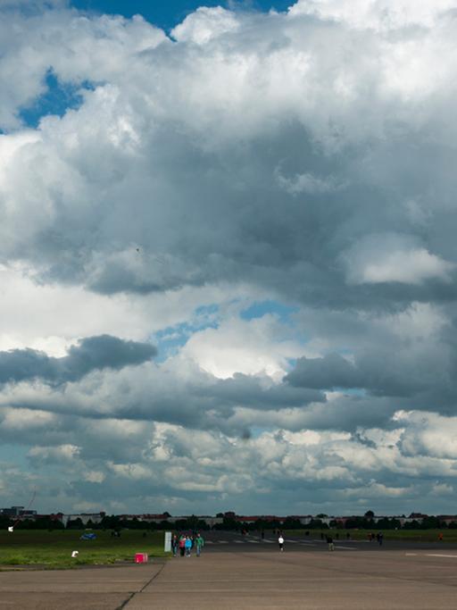 Der Himmel über dem Tempelhofer Feld