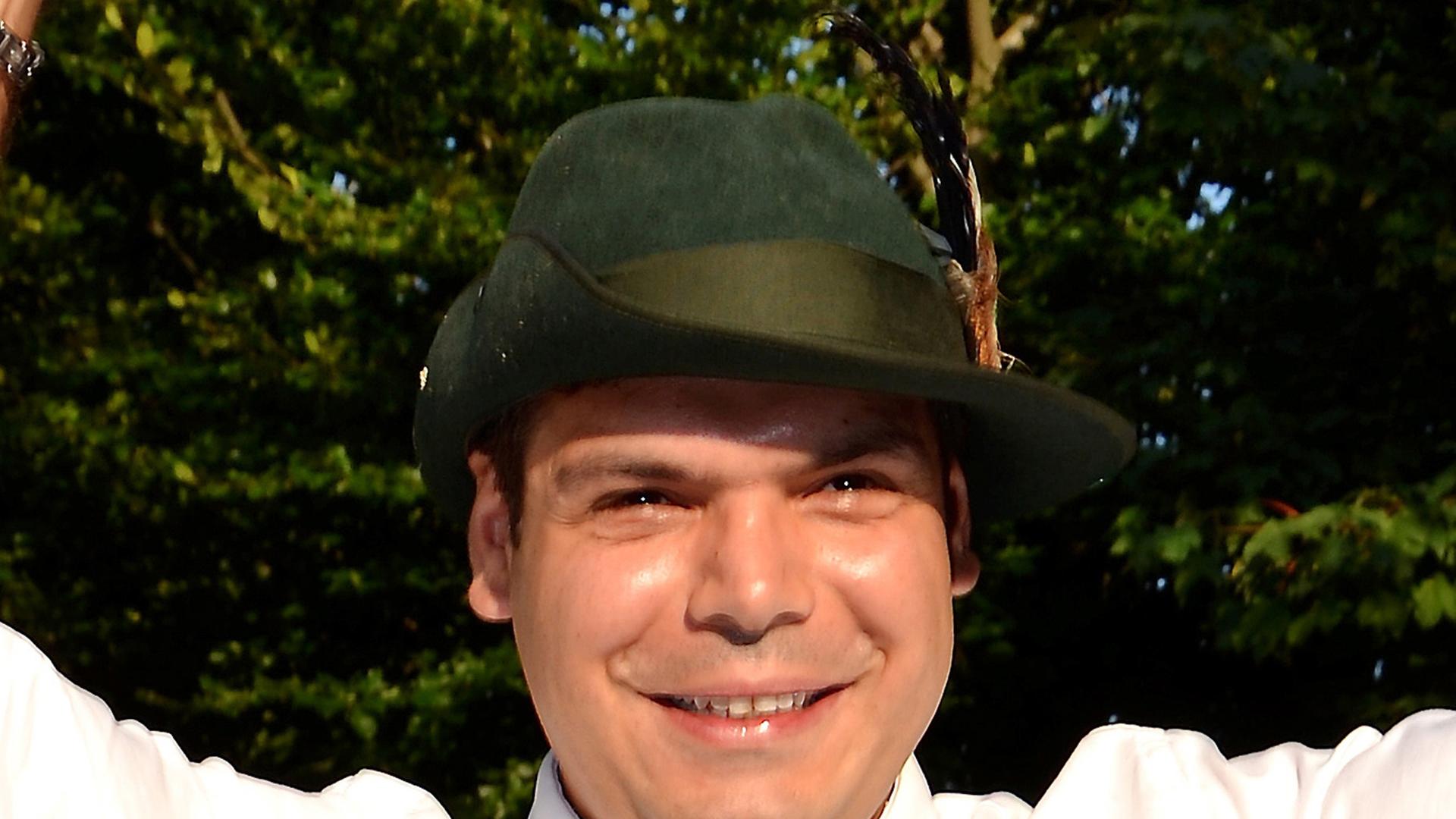 Mithat Gedik (M.) hat am 18.07.2014 beim Schützenfest in Werl-Sönnern (Nordrhein-Westfalen) den Vogel abgeschossen und wird von seinen Schützenbrüdern gefeiert. Mithat Gedik (M.) hat am 18.07.2014 beim Schützenfest in Werl-Sönnern (Nordrhein-Westfalen) den Vogel abgeschossen und wird von seinen Schützenbrüdern gefeiert.