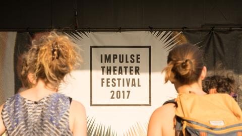 Besucher vor dem Logo des Impulse Theater Festivals 2017, aufgenommen am 22.6.2017
