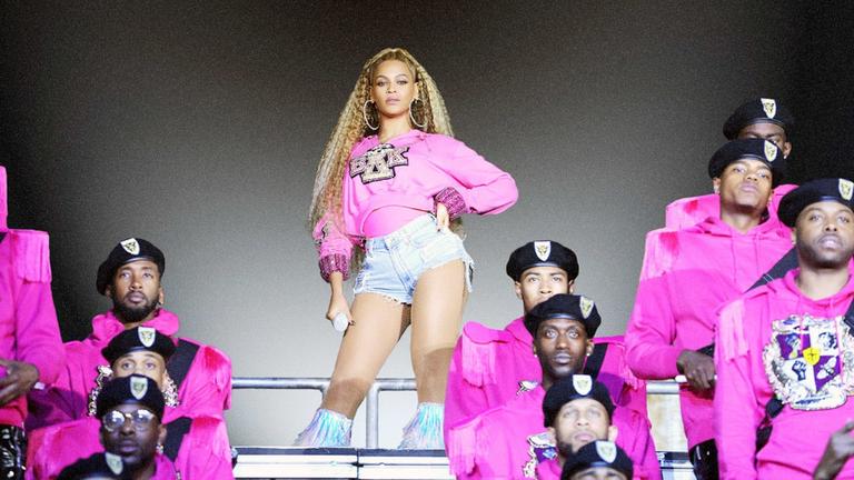 Filmszene aus "Homecoming", einem Dokumtentarfilm von und mit der US-Sängerin Beyoncé (2019). Das Foto zeigt Beyoncé während des Auftritts auf der Bühne in einem pinkfarbenen Kostüm.