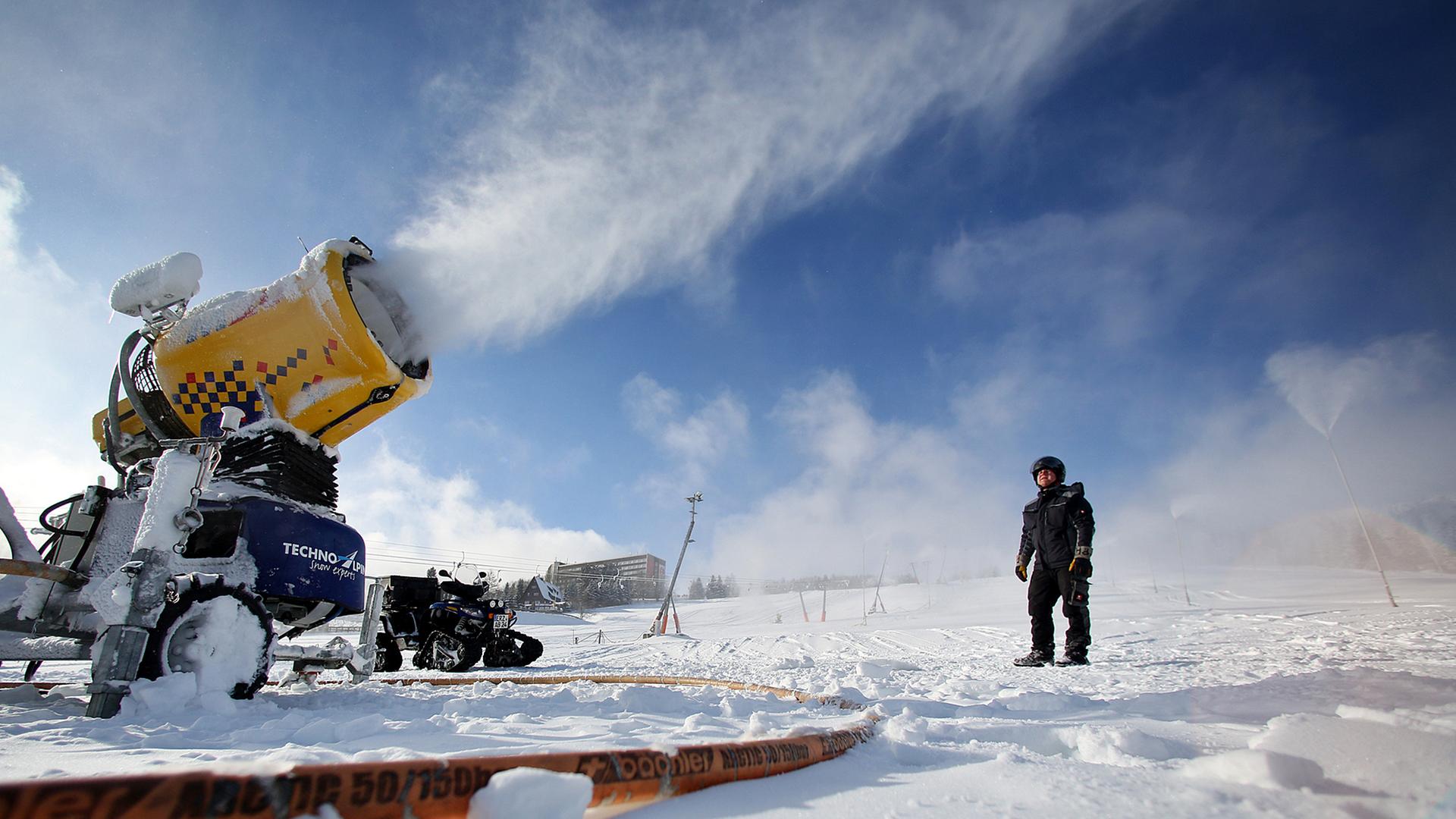 Schneekanone auf einer Skipiste am Fuße des Fichtelbergs in Oberwiesenthal, Sachsen. Schneekanone auf einer Skipiste am Fuße des Fichtelbergs in Oberwiesenthal, Sachsen.