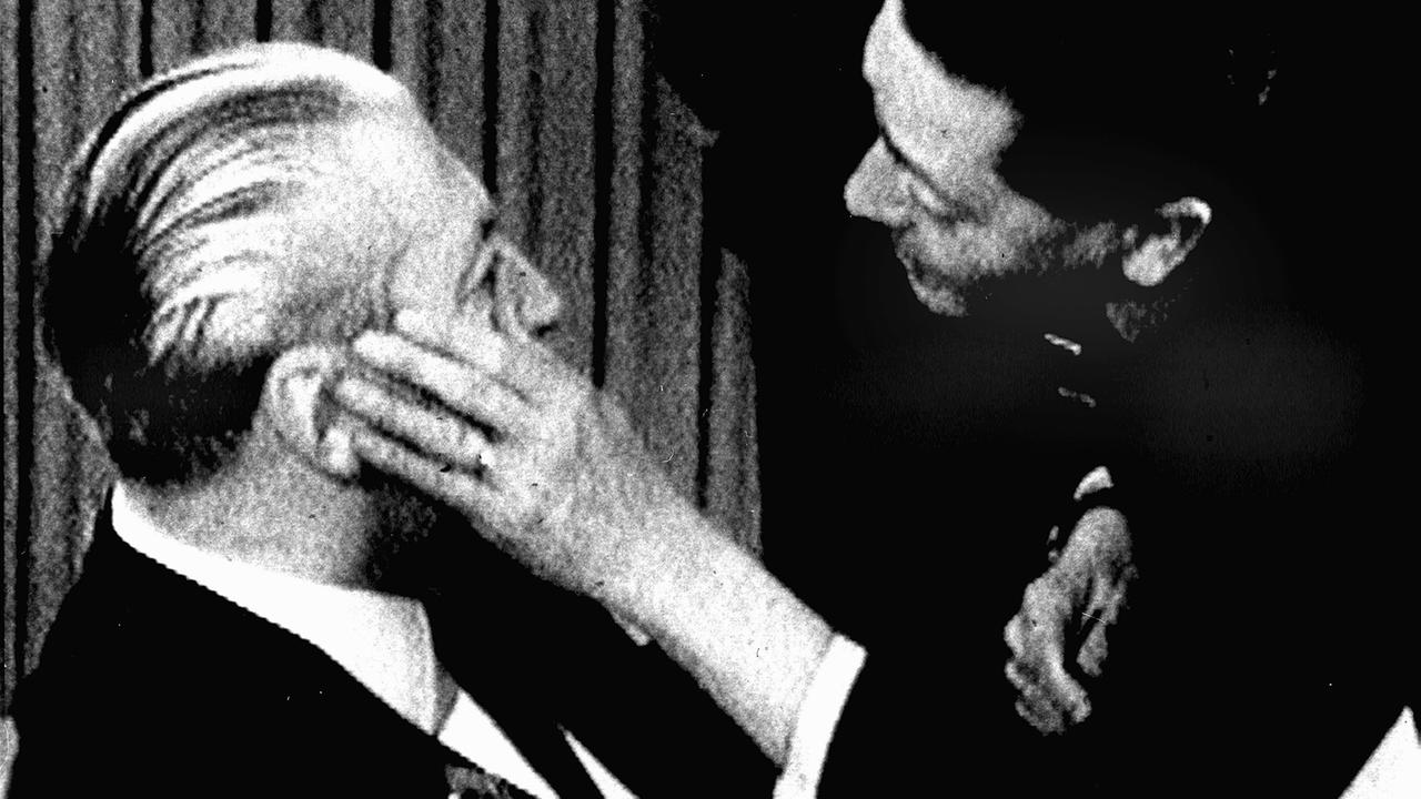 Ein Mann untersucht das Auge von Bundeskanzler Kurt Georg Kiesinger (l.) beim Bundesparteitag der CDU am 7.11.1968 in der Berliner Kongresshalle, nachdem er von der 29-jährigen Beate Klarsfeld geohrfeigt wurde.