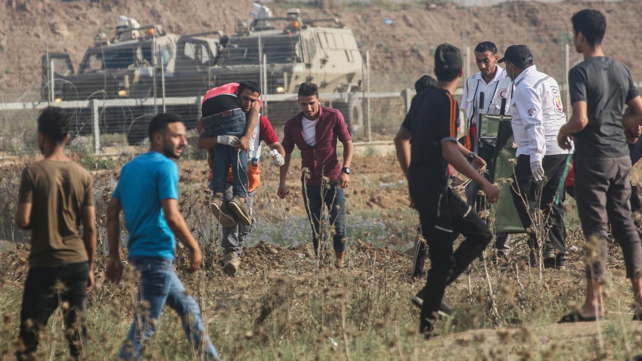 Gaza, Palästina, 28. Juni 2019. Palästinensische Demonstranten stoßen im Gebiet Abu Safiya in Jabalya nördlich des Gazastreifens mit israelischen Soldaten zusammen.
