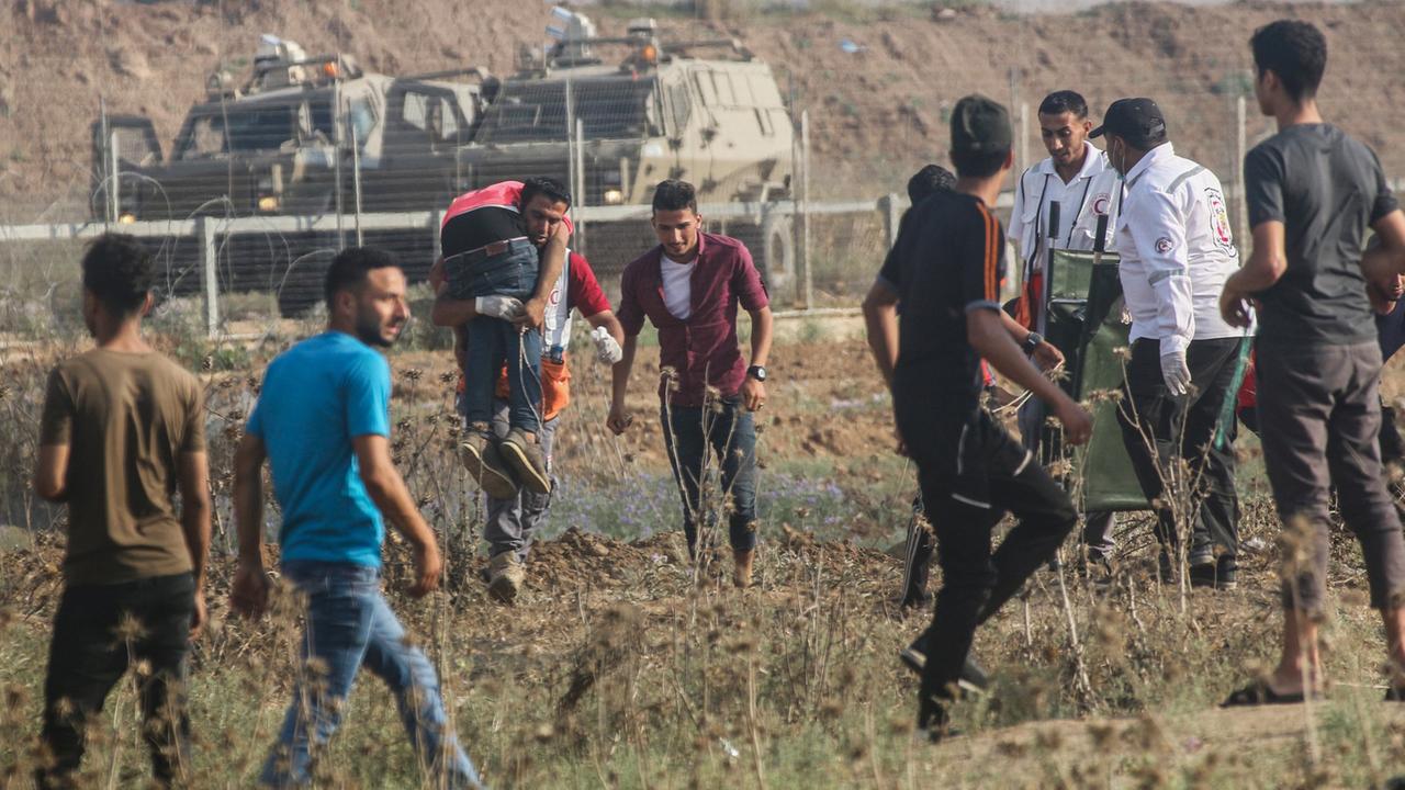 Gaza, Palästina, 28. Juni 2019. Palästinensische Demonstranten stoßen im Gebiet Abu Safiya in Jabalya nördlich des Gazastreifens mit israelischen Soldaten zusammen. Gaza, Palästina, 28. Juni 2019. Palästinensische Demonstranten stoßen im Gebiet Abu Safiya in Jabalya nördlich des Gazastreifens mit israelischen Soldaten zusammen.