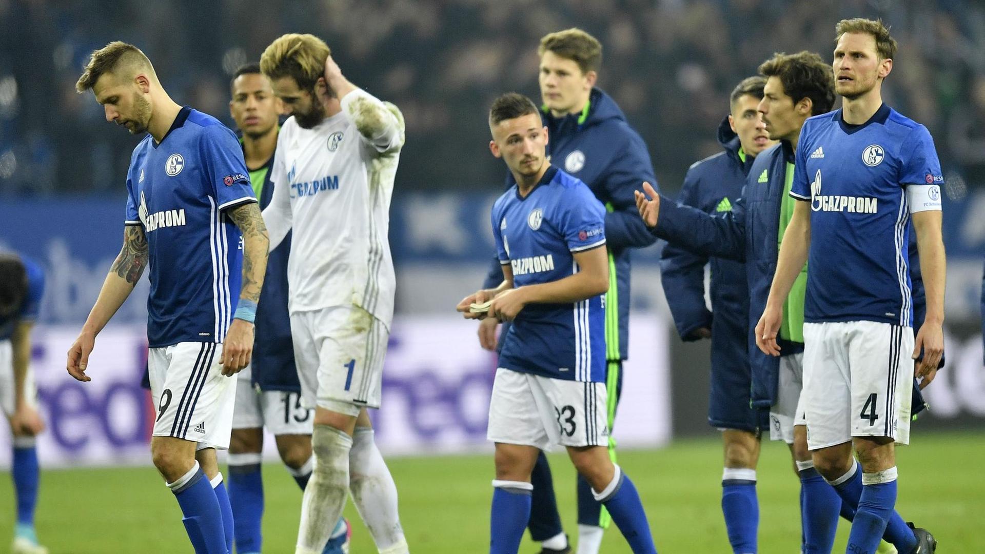 Schalker Spieler lassen nach dem Ausscheiden aus der Europa League gegen Ajax Amsterdam die Köpfe hängen. Schalker Spieler lassen nach dem Ausscheiden aus der Europa League gegen Ajax Amsterdam die Köpfe hängen.