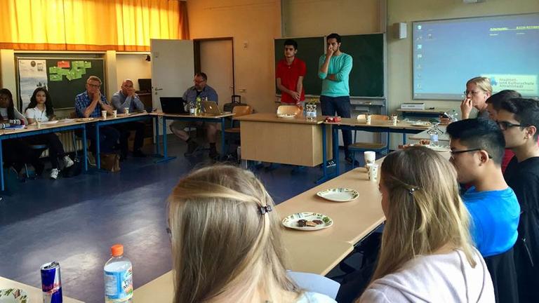Nach den Vorträgen hören Allaa Faham und Abdul Abasi den Anmerkungen und Fragen der Schüler zu.
Nach den Vorträgen hören Allaa Faham und Abdul Abasi den Anmerkungen und Fragen der Schüler zu.