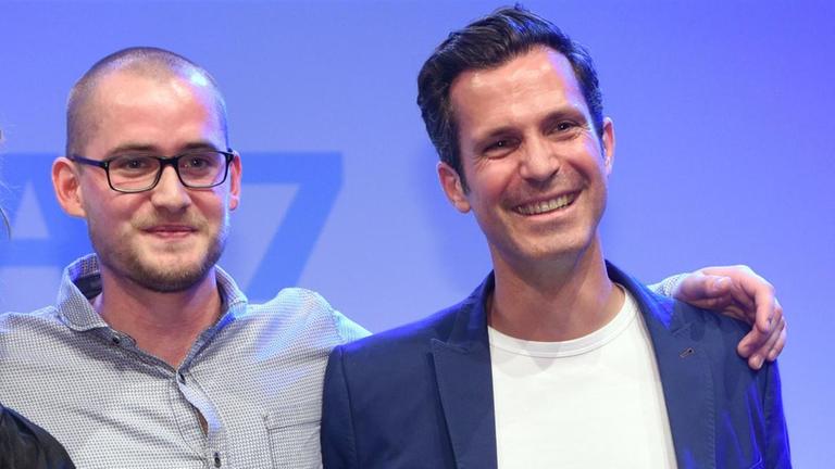  Tom Keller (m) und Ley Hannes (r) von #ichbinhier freuen sich am 30.06.2017 bei der Verleihung der Grimme Online Awards 2017 in Köln (Nordrhein-Westfalen) über den Preis in der Kategorie "Spezial"