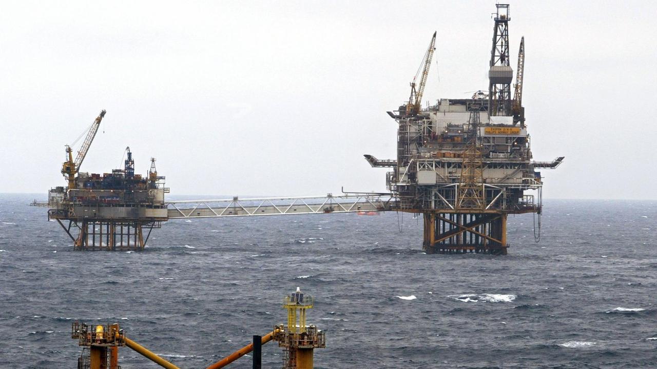 Blick auf eine Erdgas- und Erdölförderanlage in der Nordsee vor der norwegischen Küste