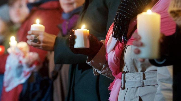Lichterkette gegen Fremdenfeindlichkeit in Berlin - Engagierte werden oft mit dem Etikett "Gutmensch" versehen Lichterkette gegen Fremdenfeindlichkeit in Berlin - Engagierte werden oft mit dem Etikett "Gutmensch" versehen