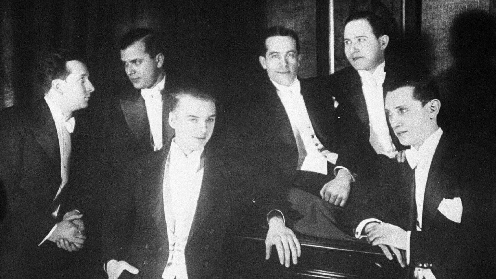 Comedian Harmonists (Ensemble): Ari Leschnikoff (1. Tenor) Erich A. Collin (2. Tenor), Harry Frommermann (3. Tenor), Roman Cycowski (Bariton), Robert Biberti (Bass), Erwin Bootz (Pianist) lehnen lächelnd am Flügel Comedian Harmonists (Ensemble): Ari Leschnikoff (1. Tenor) Erich A. Collin (2. Tenor), Harry Frommermann (3. Tenor), Roman Cycowski (Bariton), Robert Biberti (Bass), Erwin Bootz (Pianist) lehnen lächelnd am Flügel