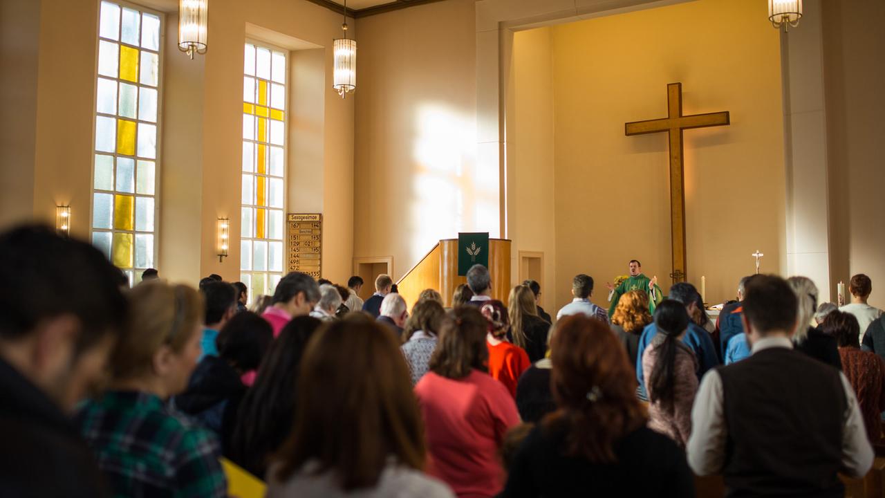 Gottesdienst in der Evangelisch-Lutherischen Dreieinigkeitskirche in Berlin-Steglitz, in der neue Gemeindemitglieder aus Iran und Afghanistan getauft werden. Gottesdienst in der Evangelisch-Lutherischen Dreieinigkeitskirche in Berlin-Steglitz, in der neue Gemeindemitglieder aus Iran und Afghanistan getauft werden.