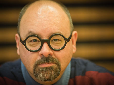 Der Schriftsteller Carlos Ruiz Zafón beim Interview in einem Hotel in Berlin Der Schriftsteller Carlos Ruiz Zafón beim Interview in einem Hotel in Berlin