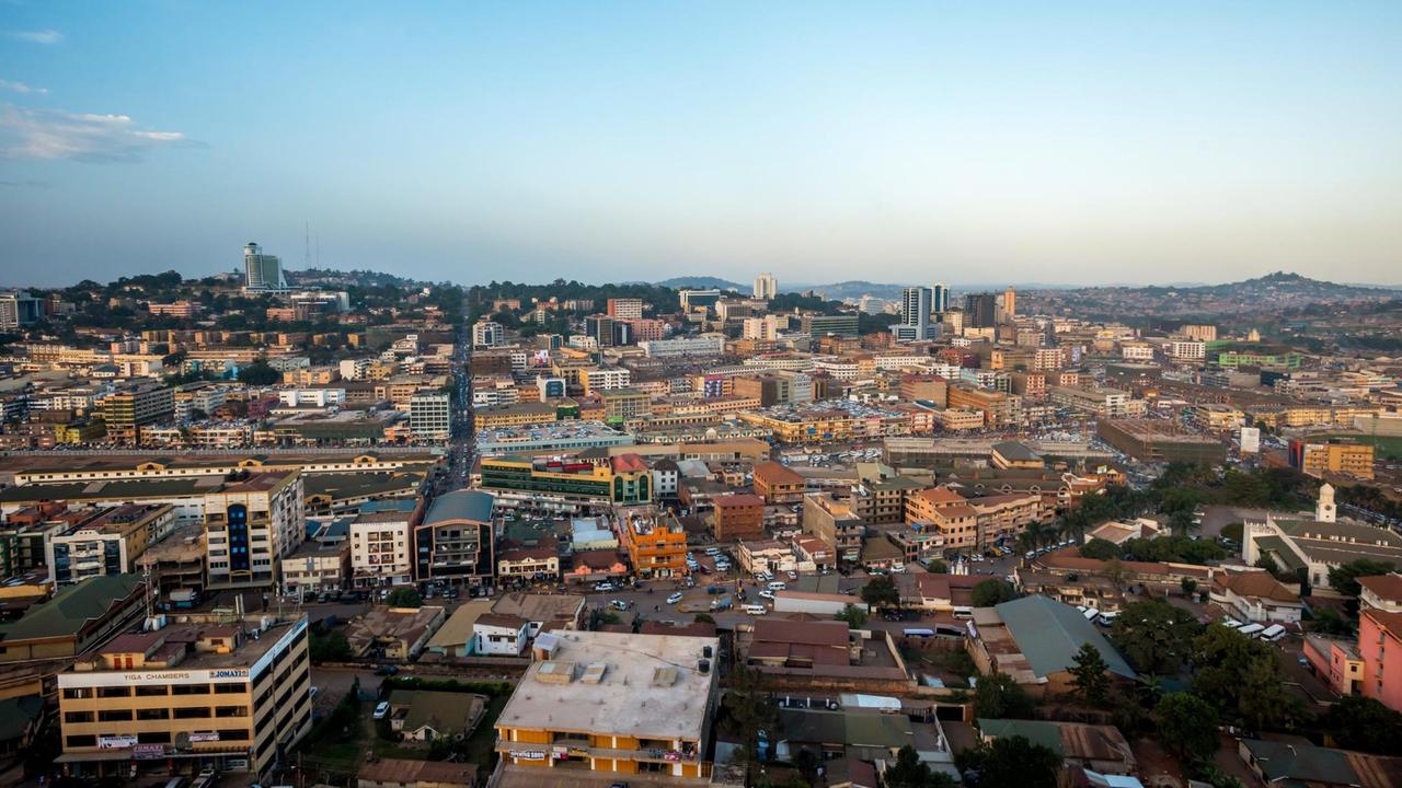 Kampala ist die größte Stadt und Hauptstadt Ugandas. Die schnellwachsende Metropole ist auch als Hauptstadt der Perle Afrika bekannt. (Foto von Juli 2015) | Verwendung weltweit Kampala ist die größte Stadt und Hauptstadt Ugandas. Die schnellwachsende Metropole ist auch als Hauptstadt der Perle Afrika bekannt. (Foto von Juli 2015) | Verwendung weltweit