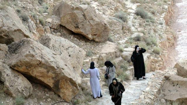 Besucher besteigen den Berg zum syrischen Kloster Deir Mar Musa, 80 km nördlich von Damaskus