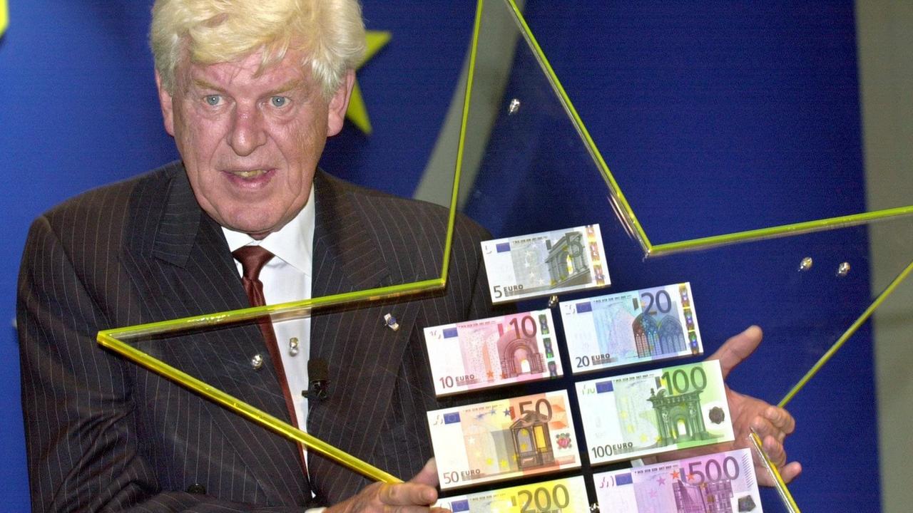 Der erste EZB-Präsident Wim Duisenberg bei der Vorstellung der ersten Euro-Banknoten