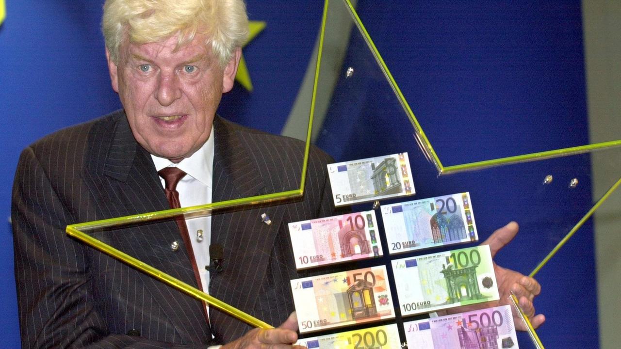 Der erste EZB-Präsident Wim Duisenberg bei der Vorstellung der ersten Euro-Banknoten Der erste EZB-Präsident Wim Duisenberg bei der Vorstellung der ersten Euro-Banknoten