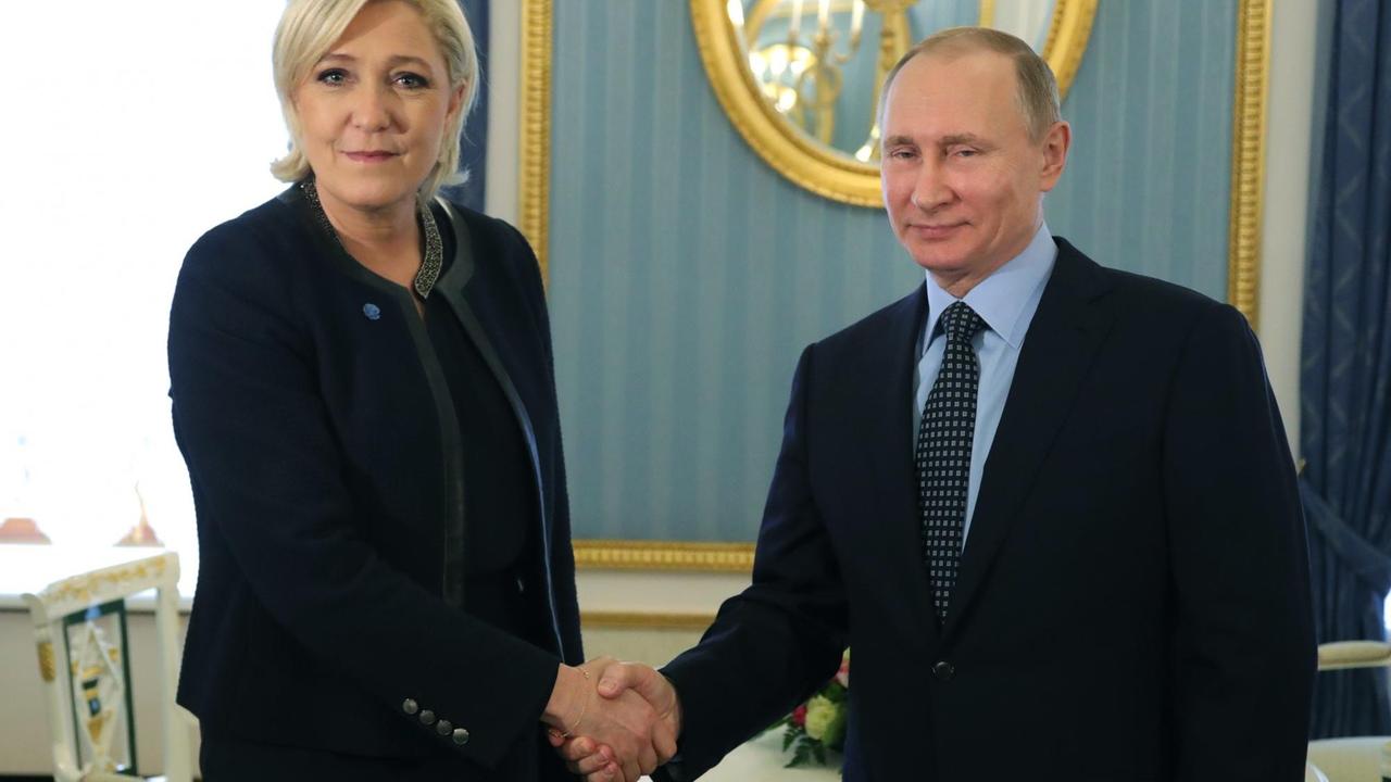 Das Bild zeigt Russlands Präsidenten Putin und die Präsidentschaftskandidatin des französischen Front National, Le Pen, händeschüttelnd beim Empfang im Kreml.