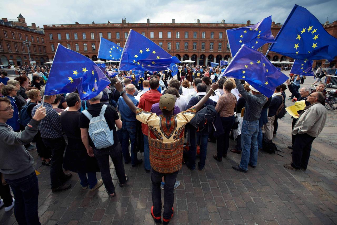 Bei einer Kundgebung im französischen Toulouse schwenken pro-europäische Aktivisten EU-Flaggen.