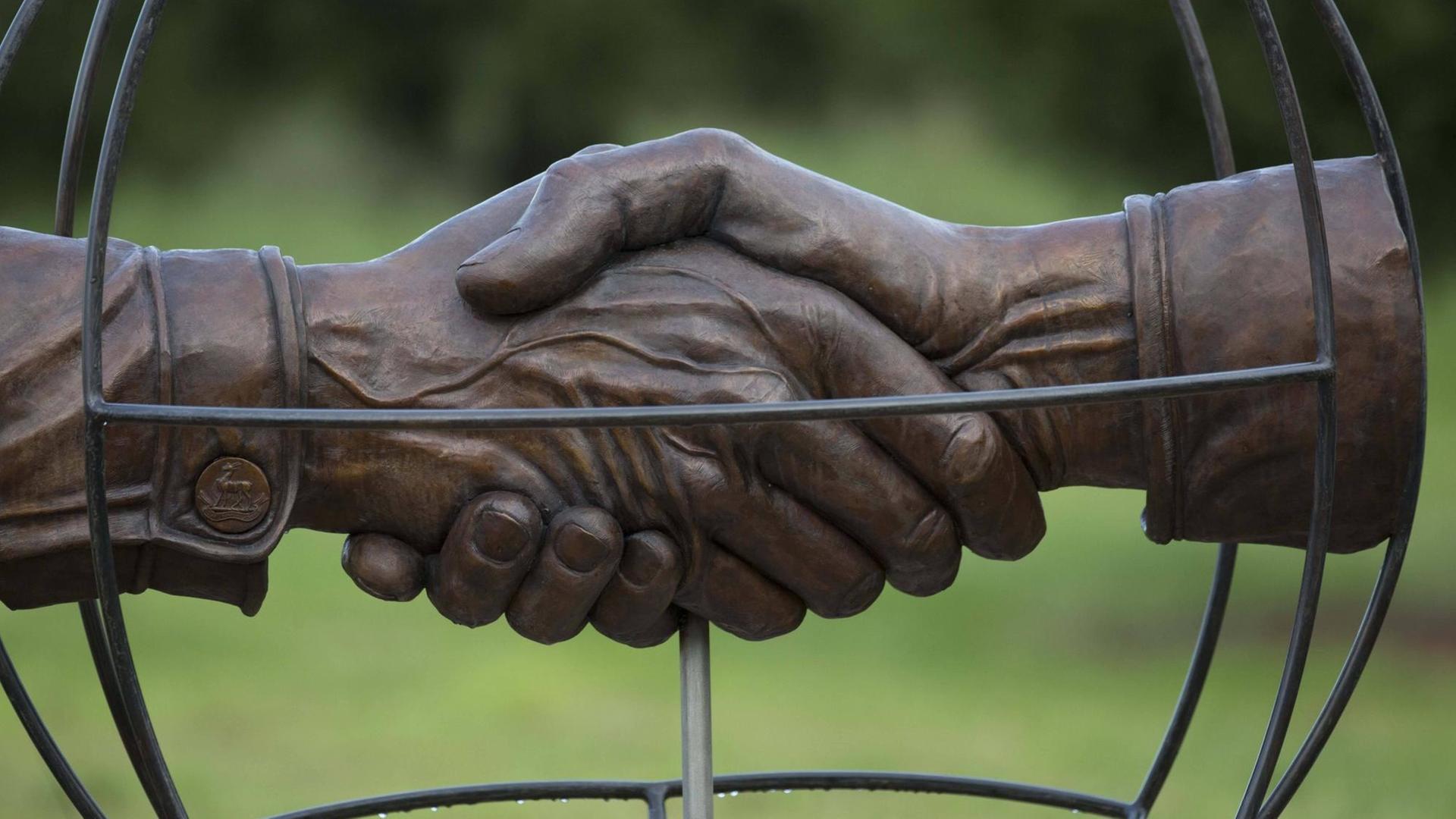 Ein Denkmal in Erinnerung an den Weihnachtsfrieden 2014 - ein Händedrück in Nahaufnahme